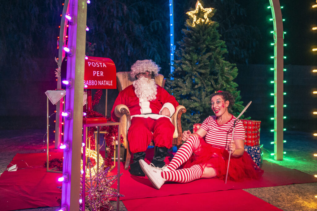 Il Villaggio di Babbo Natale con StraLunArte è un evento natalizio unico, ideato da Lella Bretella e Papillon Le Burlon, che unisce tradizione, magia e spettacolo. Un luogo incantato dove bambini e famiglie vivono l’atmosfera autentica del Natale con animazione, laboratori, giochi di gruppo, balli natalizi e Babbo Dance. Nei weekend e nei giorni festivi il villaggio si anima con trampolieri, farfalle luminose, soldatini danzanti e show circensi, regalando emozioni indimenticabili. Spazio anche alla comunità con la Chiamata alle Arti, che coinvolge associazioni, scuole di teatro, danza e sport. Un percorso immersivo che celebra il Natale con eventi, spettacoli e magia per tutte le età.