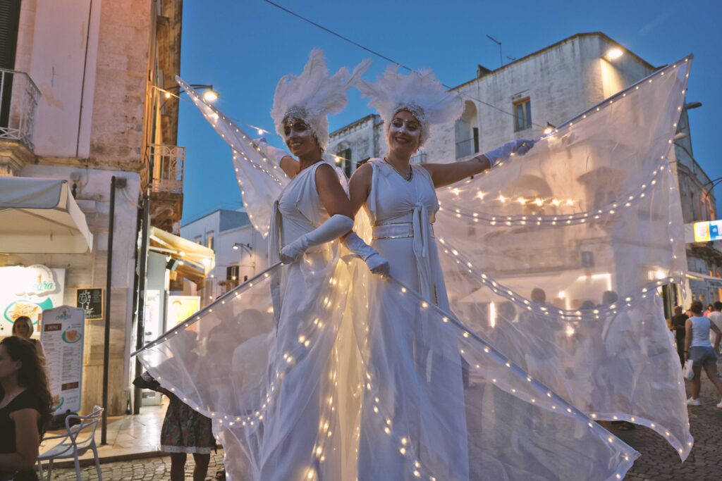 Trampolieri e Farfalle Luminose LED per Eventi in Puglia

Scopri le spettacolari performance di trampolieri con farfalle luminose, ideali per matrimoni, eventi aziendali, sagre, festival, notti bianche e locali notturni. Con costumi LED scenografici e coreografie poetiche visibili anche senza palco, queste esibizioni portano magia e colore al tuo evento. Perfette per spazi sia ampi che ridotti, le performance a LED creano un’atmosfera unica e indimenticabile. Prenota ora per stupire i tuoi ospiti con uno spettacolo moderno ed emozionante!