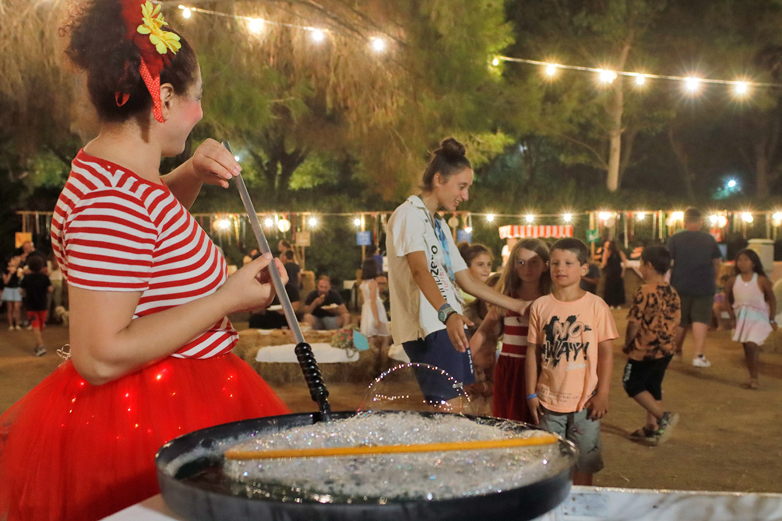 lella-bretella-carretto-bolle-di-sapone-clown-itinerante-artistidistrada-puglia-open-circus-puglia-japigiawedding (11)