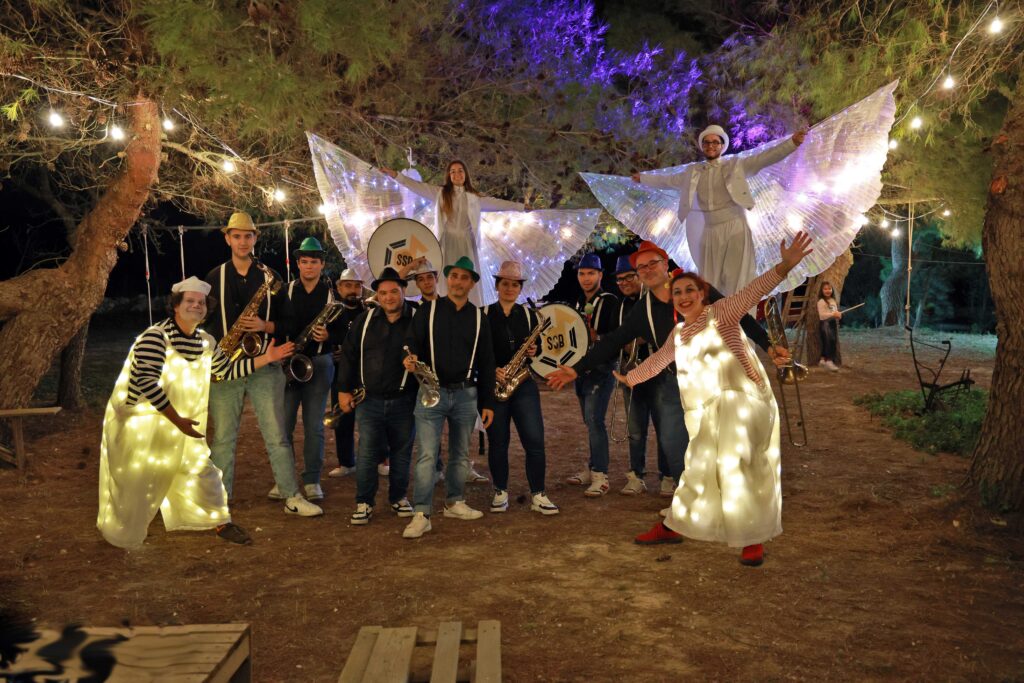 Estate a Baia di Gallipoli: la festa del villaggio tra musica, danza e tradizione
L’estate a Baia di Gallipoli è un'esperienza unica, che abbraccia la cultura e la magia della Puglia. Da maggio a ottobre, la Piazza Centrale ospita la Festa del Villaggio, l'evento più amato e atteso, che celebra la tradizione con musica, balli e spettacoli. La pizzica di Stella Grande, i circensi e i mangiafuoco creano un’atmosfera di pura magia, dove ogni nota e ogni danza raccontano storie senza tempo.
Un rito collettivo che unisce grandi e bambini, che invita a ballare senza freni e a godersi il piacere di stare insieme. In Puglia, la festa è molto più di un evento: è una prova che la felicità, quando condivisa, vale di più. Baia di Gallipoli è il cuore pulsante di un’estate che non finisce mai, un tempo sospeso dove ogni momento diventa un ricordo da vivere.