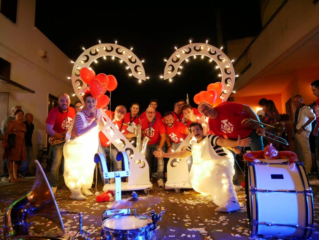 Street Band per Eventi in Piazza: Coinvolgimento e Divertimento

Una street band trasforma qualsiasi piazza o strada in un evento unico e festoso. Con musica dal vivo e performance coinvolgenti, offrono concerti, parate, jam session e collaborazioni con artisti di strada. Adatte per feste private, matrimoni, sagre, eventi aziendali e spettacoli per bambini, le street band garantiscono interattività, versatilità e divertimento per tutte le età. Scopri come rendere il tuo evento indimenticabile con una street band!