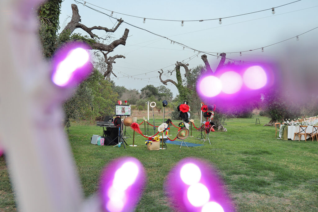 Il Video Booth Selfie 360° in Puglia è un'innovativa soluzione di intrattenimento per matrimoni, eventi, festival e feste aziendali. Offre un'esperienza unica con video a 360° catturati da una videocamera rotante, permettendo agli ospiti di creare video personalizzati con grafiche, testi e musica. I video sono immediatamente condivisibili tramite QR Code e possono essere personalizzati con loghi, data e luogo dell'evento. Il servizio include video illimitati, allestimento scenografico e la consegna finale dei video su chiavetta USB. Una proposta originale per animare ogni evento con stile e divertimento.