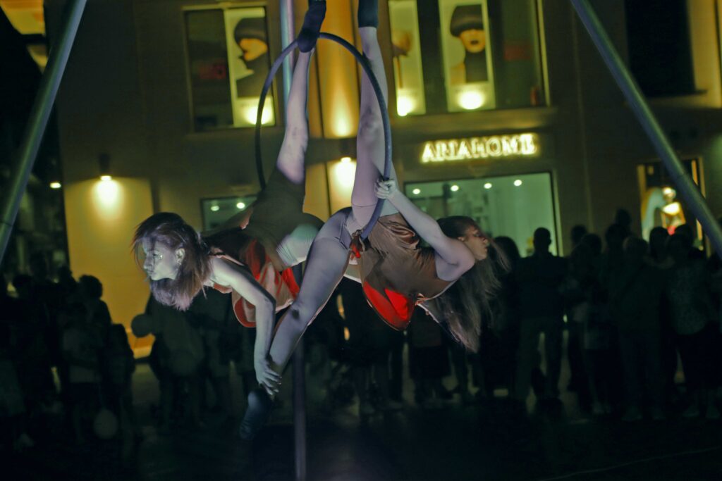 Artisti di strada a Bari – Spettacoli e animazione per eventi
Scopri i migliori artisti di strada a Bari per matrimoni, feste private, eventi aziendali, sagre e ricorrenze. Giocolieri, trampolieri, sputafuoco, mimi, statue viventi, acrobati, musicisti e spettacoli per bambini. Animazione professionale per Natale, Carnevale, inaugurazioni e promozioni commerciali. Servizio in tutta la Puglia con artisti selezionati e performance originali.