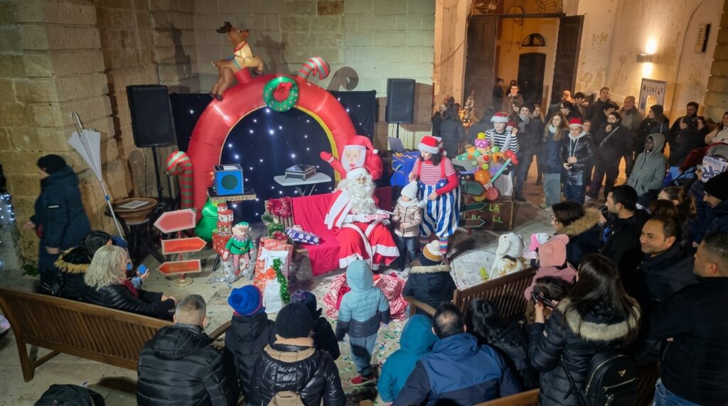 Natale in Salento : eventi, presepi viventi, mercatini e borghi illuminati
Scopri la magia del Natale in Salento tra presepi viventi (Tricase, Specchia, Scorrano), mercatini artigianali (Lecce, Ugento, Ruffano, Supersano), piste di ghiaccio, concerti e villaggi di Babbo Natale (Gallipoli, Monteroni). A dicembre e gennaio borghi e città si vestiranno di luci, tradizioni e sapori autentici. Non perdere anche gli eventi natalizi in Puglia: Alberobello, Locorotondo, Bari, Polignano a Mare, Gravina di Puglia e Monte Sant’Angelo. Pianifica ora le tue vacanze tra luminarie, street food e artigianato locale!