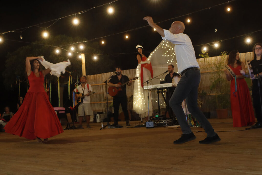 Notte Bianca Poggiardo 2025: musica, arte, spettacoli e gastronomia il 13 agosto
Il 13 agosto torna la Notte Bianca a Poggiardo con la 5ª edizione: spettacoli aerei, concerti live, arte di strada, astronomia, area kids, street food e artigianato. Tema 2025: Less Worries – Gusta la Vita. Ingresso libero.