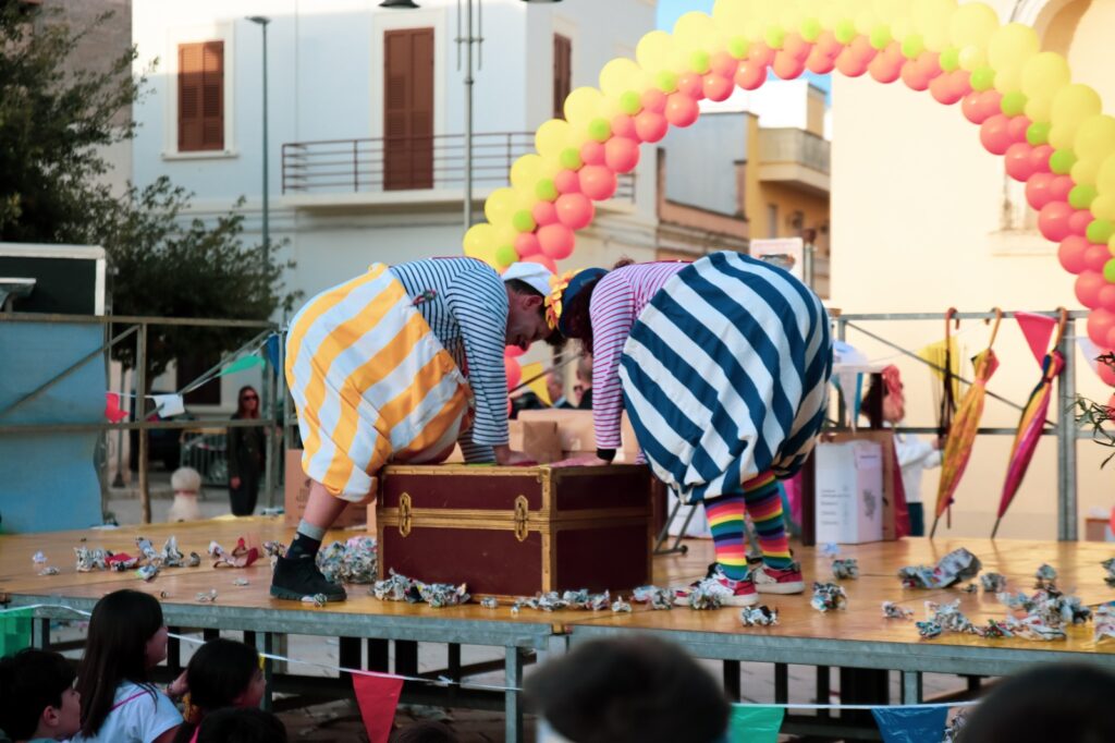 Animazioni e spettacoli nei centri commerciali rappresentano un’opportunità unica per offrire intrattenimento e attrarre visitatori. Artisti di Strada Puglia si occupa dell’organizzazione di eventi personalizzati come laboratori creativi per bambini, spettacoli di magia, parate di artisti di strada, trampolieri e acrobati, oltre a esibizioni luminose come Spettacoli giocoleria e Trampolieri Robot. Questi eventi, ideali per weekend e festività, rafforzano la fidelizzazione dei clienti e trasformano i centri commerciali in luoghi di aggregazione e svago. Scopri come eventi su misura possono rendere il tuo centro commerciale un punto di riferimento per famiglie e giovani.