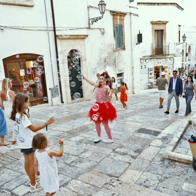 artistidistrada-puglia-giocolieri-sputafuoco-trampolieri-bolle-di-sapone-cartomante-ostuni-puglia-open-circisu-puglia-japigia-wedding (2)