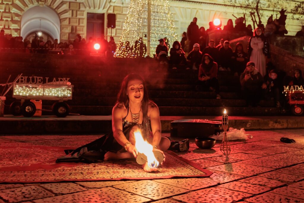 Spettacolo di fuoco in Puglia – Artisti di strada per eventi
Uno spettacolo di fuoco trasforma piazze, festival, matrimoni e feste private in palcoscenici infuocati, unendo danza, tecnica e adrenalina. Performer come Maori, Blue Lady, Madame Ekatè, Namas, Kumari e Ramos propongono numeri mozzafiato: torce spente in bocca, bastoni e bolas infuocate, contact juggling, fachirismo, danza e acrobazie aeree. Un’attrazione unica che coinvolge il pubblico e rende ogni evento indimenticabile. Perfetta per sagre, manifestazioni culturali ed eventi aziendali.
