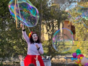 lella-bretella-clown-palloncini-bolle-di-sapone-artistidistrada-puglia-open-circus-puglia-japigia-wedding (10)
