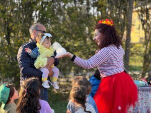 lella-bretella-clown-palloncini-bolle-di-sapone-artistidistrada-puglia-open-circus-puglia-japigia-wedding (5)