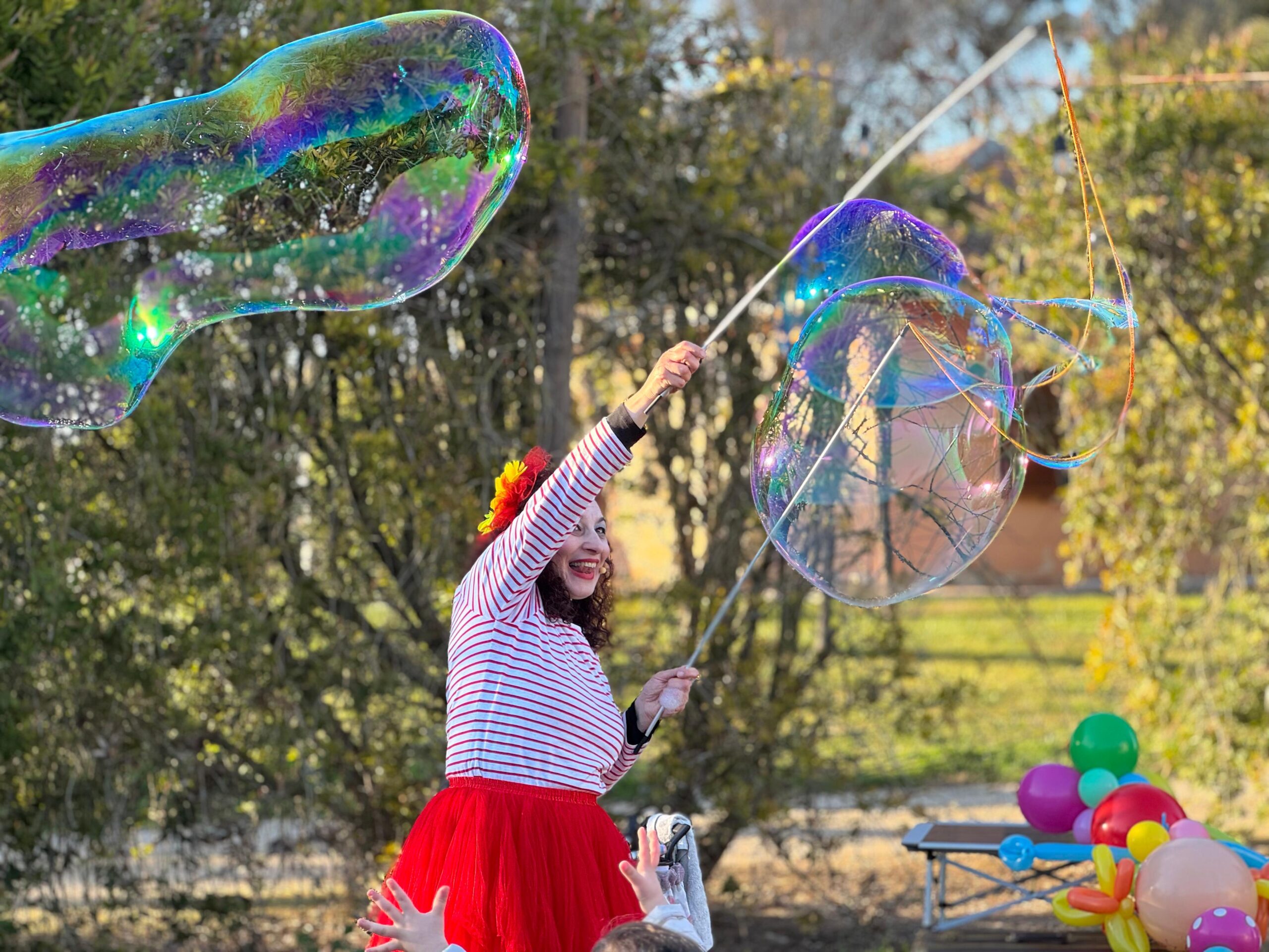 lella-bretella-clown-palloncini-bolle-di-sapone-artistidistrada-puglia-open-circus-puglia-japigia-wedding (8)