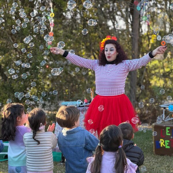 lella-bretella-clown-palloncini-bolle-di-sapone-artistidistrada-puglia-open-circus-puglia-japigia-wedding (9)