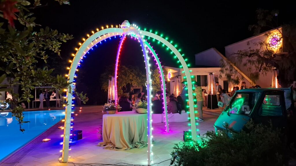 Cupola luminosa per eventi: un'installazione scenografica per matrimoni, compleanni e feste
Cupola di luminarie alta 3 metri e larga 4, perfetta per eventi esclusivi: matrimoni, compleanni, anniversari, eventi aziendali, Natale, Capodanno e Carnevale. Crea un’atmosfera magica con luci artistiche e un tocco di classe. Personalizzabile con allestimenti a tema e video 360° grazie a Lella Bretella e Papillon Le Burlon. Adatta per interni ed esterni. Ideale per momenti memorabili.