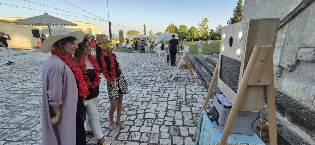 Papillon le Burlon il fotografo e la sua assistente Lella Bretella
Papillon Le Burlon il fotografo e la sua assistente Lella Bretella aggiungono un tocco di divertimento e allegria ad un evento come un matrimonio, creando momenti unici e sorprendenti per gli sposi e gli invitati. Sarà allestita una postazione fotografica con una cornice alta due metri e vari cappelli originali e divertenti che hanno segnato la storia dell'umanità. L'estro creativo del fotografo, unito alla sua capacità di cogliere l'attimo dando vita ad immagini uniche ricche di naturalezza e ad un servizio fotografico divertente, renderà l'attesa degli sposi meno lunga. Il servizio dure circa 3 ore.