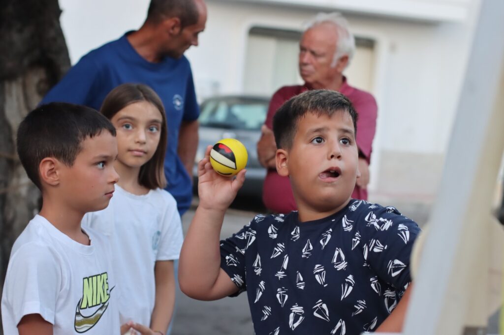 Artisti di strada in Puglia e Luna Park Vintage per eventi unici
Scopri i migliori artisti di strada in Puglia: spettacoli di fuoco, trampolieri, mimi, ombre magiche, street band, disegni con la sabbia e animazioni per bambini. Perfetti per eventi, matrimoni, feste di piazza e team building.

Proponiamo anche il Luna Park Vintage, un format scenografico con giochi retrò, gazebo a strisce bianche e rosse, operatori in costume e attrazioni spettacolari come pesca cigni, martello della forza e punching ball. Ideale per aziende, privati e istituzioni, questo evento combina intrattenimento, atmosfera vintage e coinvolgimento del pubblico.