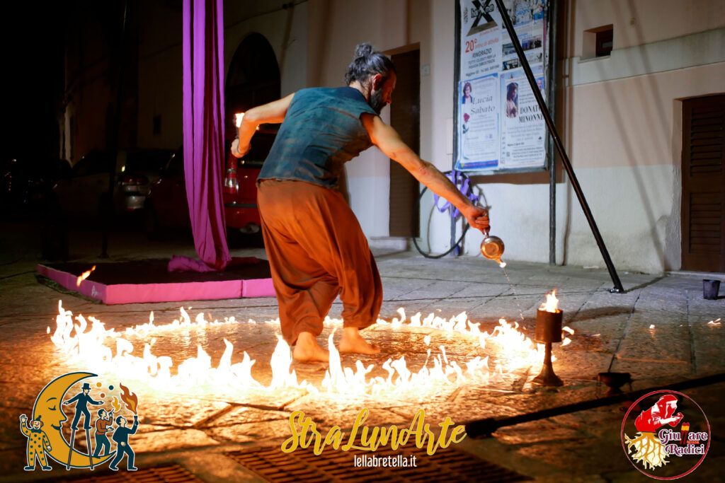 Artisti di strada e circensi in Puglia per eventi spettacolari: giocolieri, trampolieri, spettacoli di fuoco e LED per matrimoni, sagre, feste di piazza, eventi aziendali e cerimonie. Show coinvolgenti e professionali in tutta la Puglia e Campania.