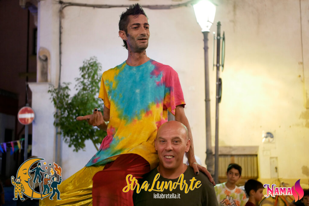 Eventi e Sagre nel Salento 2025: Guida Completa a Cibo, Musica e Tradizioni
Scopri il Salento nel 2025 tra mare, natura e tradizioni: oltre 450 sagre ed eventi ti aspettano per vivere l’autenticità di questa terra. Dalle feste patronali alle sagre gastronomiche, dai festival musicali alla cultura popolare, ogni appuntamento racconta la storia e i sapori del territorio.
Perché Partecipare
Gastronomia tipica: assapora frutti di mare freschi, pitta di patate, pasta fatta in casa e vini locali come Primitivo e Negroamaro.
Musica e folklore: pizzica, taranta e spettacoli folkloristici animano le piazze salentine.
Tradizioni e festa: sagre e feste patronali permettono di vivere le celebrazioni religiose e le usanze locali.
Convivialità: momenti di socialità con i salentini tra cibo, musica e balli tradizionali.
Eventi Principali Mese per Mese
Gennaio – Marzo: Focare di Sant’Antonio, Tavole di San Giuseppe.
Aprile – Giugno: Sagre di primavera, infiorate, festival musicali.
Luglio – Agosto: Street Food Festival, La Notte della Taranta, sagre di pesce, puccia e prodotti tipici.
Settembre – Dicembre: Sagre dell’uva e del vino novello, feste patronali, mercatini natalizi e sagre della pittula.
Consiglio Pratico
Verifica sempre le date ufficiali su siti comunali e associazioni, perché possono subire modifiche.
Vivere le sagre e gli eventi del Salento significa immergersi in cultura, sapori e tradizioni uniche, trasformando la tua vacanza in un’esperienza indimenticabile.