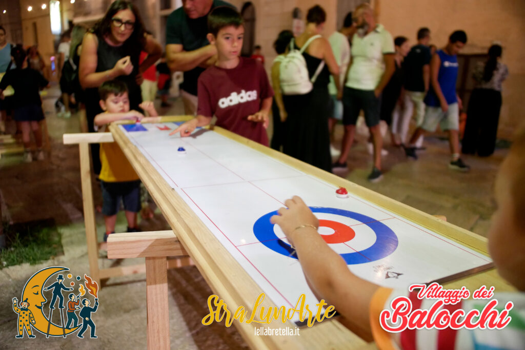 Notte Bianca dei Bambini in Puglia: un evento magico dedicato ai più piccoli, tra spettacoli di artisti di strada, trampolieri, giocolieri, mangiafuoco, laboratori creativi, attività educative, musica live e sorprese per tutta la famiglia. Un'intera città si trasforma in uno spazio fiabesco, a misura di bambino, con giochi, arte, esperimenti, zucchero filato e gelati gratis. I bambini diventano protagonisti assoluti di una serata indimenticabile tra magia, fantasia e divertimento. Un'occasione unica per vivere il Salento in modo educativo, coinvolgente e spettacolare.