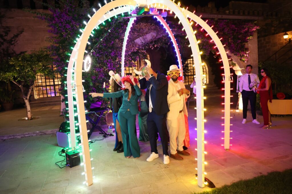 Video Booth 360 Salento – Lella Bretella
Trasforma il tuo evento in un’esperienza unica con il Video Booth 360 di Lella Bretella! Un braccio motorizzato con action cam cattura video spettacolari a 360°, pronti da condividere subito tramite QR code. Servizi per matrimoni, feste ed eventi in Puglia: videobooth, photobooth, giochi in legno, scenografie personalizzate, lettere luminose e noleggio giochi. Lella Bretella dà luce ai tuoi ricordi con creatività e divertimento.