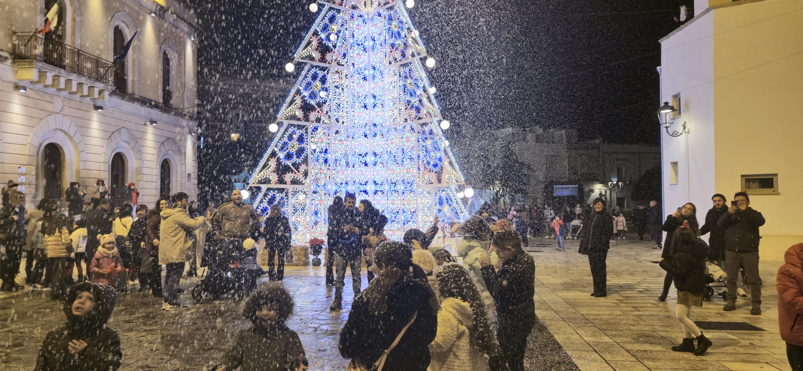natale-cupola-luminarie-lella-bretella-eventi-esclusivi-artistidistrada-puglia-open-circis-puglia-japigia-wedding (12) neve artificiale villaggio babbo natale salento lecce