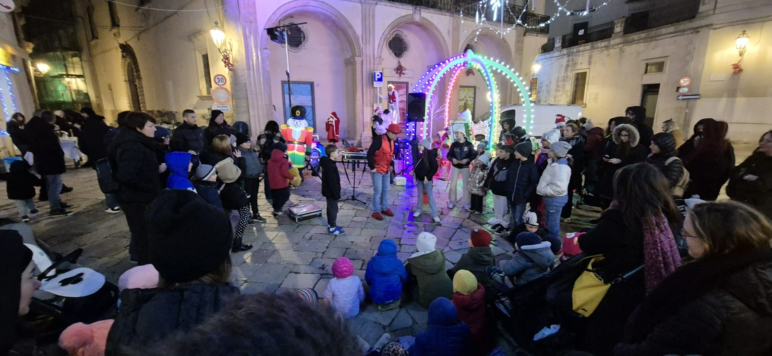 natale-cupola-luminarie-lella-bretella-eventi-esclusivi-artistidistrada-puglia-open-circis-puglia-japigia-wedding (6)