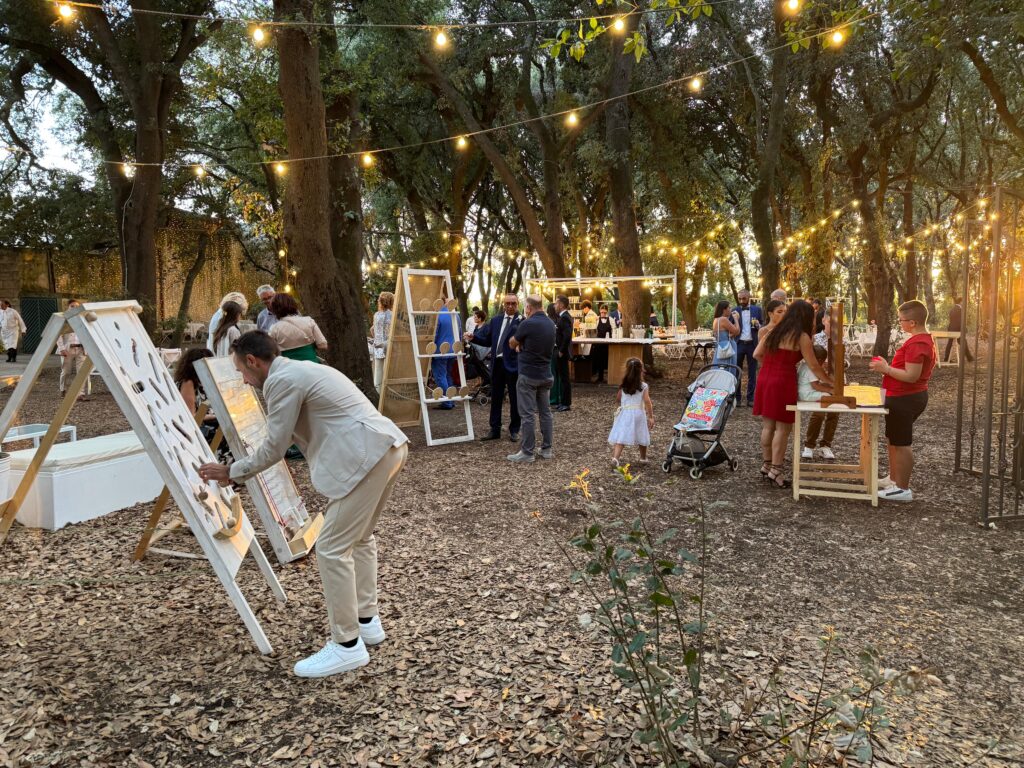 Giochi in Legno – LellaBretella.it | Medievali, Antichi e Moderni
Giochi in Legno – LellaBretella.it è il brand specializzato nel noleggio e animazione con giochi in legno artigianali, perfetti per eventi, matrimoni, feste e sagre.
Offriamo un’ampia selezione di giochi medievali, antichi e moderni, pensati per divertire bambini e adulti in modo naturale e sostenibile.
Servizi:
Noleggio giochi in legno per eventi
Animazione matrimoni e feste private
Spettacoli e intrattenimento con luci, audio, musica a tema, photobooth, effetti speciali
Rendi unico il tuo evento con la magia dei giochi in legno LellaBretella.it.
🎁 Scopri le promozioni esclusive sui servizi per matrimoni!