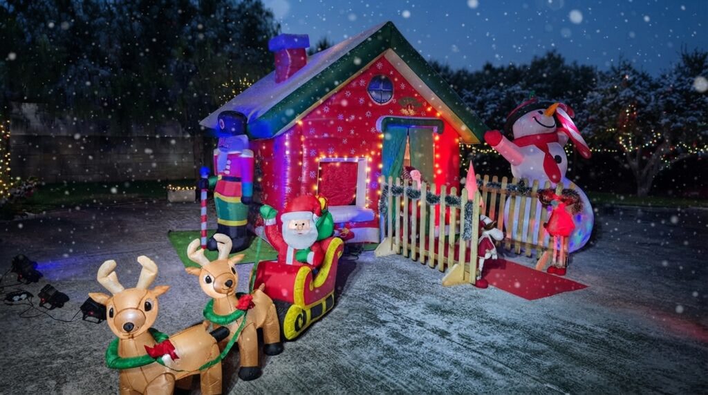 Lella Bretella offre il noleggio di gonfiabili natalizi decorativi, con la celebre Casetta di Babbo Natale, adatta per eventi interni ed esterni. Il servizio include allestimenti scenografici con luci, animazione con Elfi, Baby Dance, Balloon Art e la presenza di Babbo Natale. Ideale per negozi, centri commerciali e feste private. Operativi in Puglia (Lecce, Brindisi, Taranto, Bari).